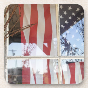 Posavasos EE. UU., Oregón, Shaniko. Bandera en la ventana ju
