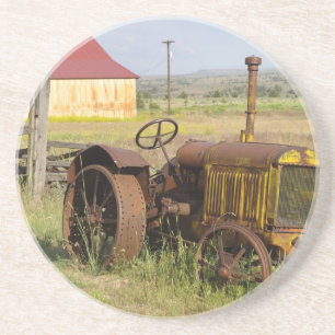 Posavasos EE. UU., Oregón, Shaniko. Tractor viejo oxidado en