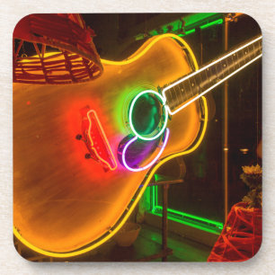 Posavasos EE. UU., Texas, Austin. Guitarra de neón en Blackm