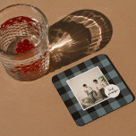 Posavasos El mejor regalo de abuelo con foto de color azul y<br><div class="desc">Este regalo para el abuelo de Blue and Black Plaid es una manera única y atenta de mostrar tu aprecio y amor por tu abuelo. El marco está hecho de una tela de manta azul y negra de alta calidad que le da un ambiente rústico y encantador. Las palabras "Mejor...</div>