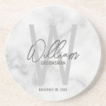 Posavasos El nombre de Groomsman personalizado con guión de<br><div class="desc">Moderno Minimalista Personalizado Monograma y Regalos de nombres Este diseño presenta el nombre del groomsman personalizado en estilo de letra de escritura a mano gris moderno y monograma con estilo de fuente sans serif gris claro moderno como fondo, con detalles bodas en estilo de fuente sans serif moderno gris, sobre...</div>