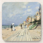Posavasos El paseo marítimo de Trouville por Claude Monet<br><div class="desc">El Boardwalk at Trouville (1870) de Claude Monet es un bonito cuadro de arte impresionista de época que presenta una playa en una localidad costera de Normandía, Francia, en un hermoso día soleado. Sobre el artista: Claude Monet (1840-1926) fue fundador del movimiento de pintura impresionista francés, donde la mayoría de...</div>
