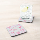 Posavasos Elegante escoria de papel fuerte personalizada de<br><div class="desc">"Añade un toque personalizado a tu mesa con esta elegante montaña de papel rosa, con un delicado arco rosado y tu nombre. Estos castillos, construidos a partir de un papel sólido y duradero, ofrecen elegancia y funcionalidad. Perfecto para fiestas, eventos o uso diario, estas galerías añaden un encanto especial y...</div>