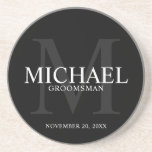 Posavasos Elegante Groomsmen Negro Personalizado<br><div class="desc">Añada un toque personal a su boda con una montaña rusa personalizada. Esta montaña rusa presenta el nombre personalizado del groomsman con el título y la fecha boda en blanco y monograma en gris como fondo, en estilo clásico serif, sobre fondo negro. También perfecto para el mejor hombre, padre de...</div>