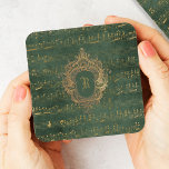 Posavasos Escudo de Monograma Vintage Manuscrito de la músic<br><div class="desc">Este elegante diseño vintage presenta un manuscrito de partitura de color dorado escrito a mano sobre un fondo verde esmeralda oscuro y dorado. Personalízalo con tu monograma inicial en el tipo de letra gótica activado por un marco adornado de escudo de oro antiguo.</div>