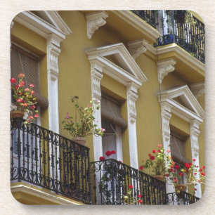 Posavasos España, Sevilla, Andalucía Geranios cuelgan sobre