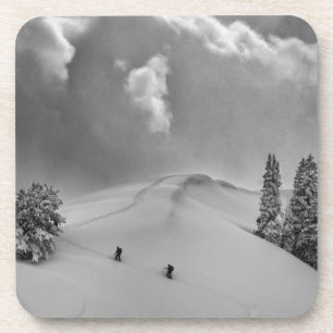 Posavasos Esquiadores de travesía en nieve fresca