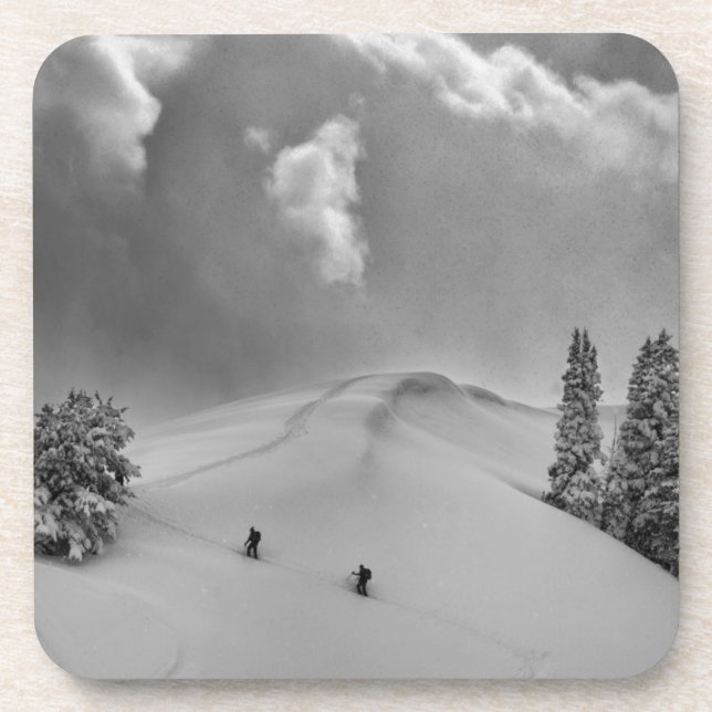 Posavasos Esquiadores de travesía en nieve fresca (Frente)