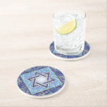 Posavasos Estrella judía de Cocktail de David<br><div class="desc">Bebidas judías y cócteles Estrella de David Blue, Navy y Gold Sandstone Monstruo de piedra arenisca de diseño con la estrella de David en el centro con toques de oro. La Estrella de David está rodeada por un rico filigrio. ¡Un regalo perfecto para los hogares judíos y los bodas judíos!...</div>