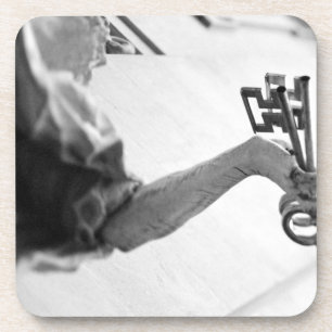 Posavasos Europa, Austria, Salzburgo. Estatua con llaves