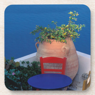 Posavasos Europa, Grecia, Santorini. Terraza con vista al ma