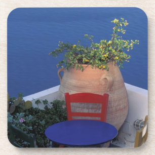 Posavasos Europa, Grecia, Santorini. Terraza con vistas al m