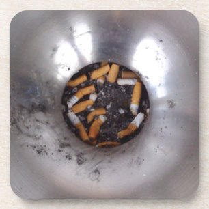 Posavasos Extremos de cigarrillo en el cenicero de plata de