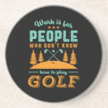 Posavasos Famoso Jugador de Golf Retirado Golfer Love Golfin<br><div class="desc">El trabajo es para la gente que no sabe jugar al golf. Diseño divertido y humorístico para el golf, entrenador de golf o aficionado al golf. Esta vintage mercancía retro es ideal para los que disfrutan jugando golf en el campo de golf, poniendo y anotando pájaros. Perfecto para los golfistas...</div>