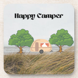 Posavasos Feliz Camper con un camper en los árboles en un