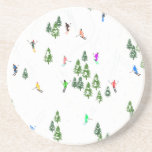 Posavasos Fiesta de Ilustracion de esquí alpino Freeride<br><div class="desc">Diseño de patrones de esquí con temática invernal de Guay con esquiadores esquiando por las pistas de esquí alpino entre los abetos cubiertos de nieve en los alpes. Los esquiadores Freeride llevan coloridos trajes de esquí retro vintage, esquiando cuesta abajo con esquís sobre un paisaje montañoso blanco y nevado. Maravilloso...</div>