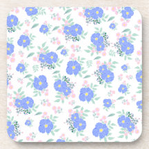 Flores azules y hojas verdes