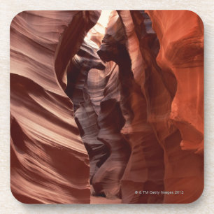 Posavasos formaciones Flashflood-erosionadas de la piedra