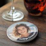 Posavasos Foto moderna - Texto retro - personal<br><div class="desc">Una foto simple y mínima con texto alrededor del borde. Esto es un gran regalo para un miembro de la familia como la abuela. La foto incluye un borde oscuro para que el texto aparezca en cualquier foto. Si cree que eso hace que su foto sea demasiado oscura, simplemente vaya...</div>