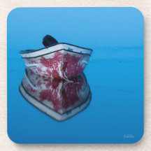 fotografía de una barca sobre el agua