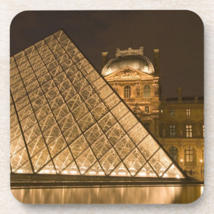 Posavasos Francia, París. El Louvre a la luz del crepúsculo.