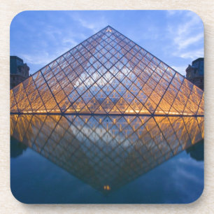 Posavasos Francia, París. El Louvre al anochecer. Crédito