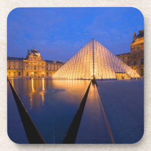 Posavasos Francia, París. El museo del Louvre al anochecer.