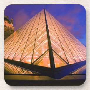 Posavasos Francia, París. El museo del Louvre al anochecer. 