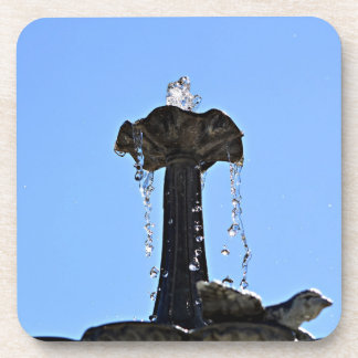 Posavasos Fuente de agua hasta el cielo con gotitas de agua