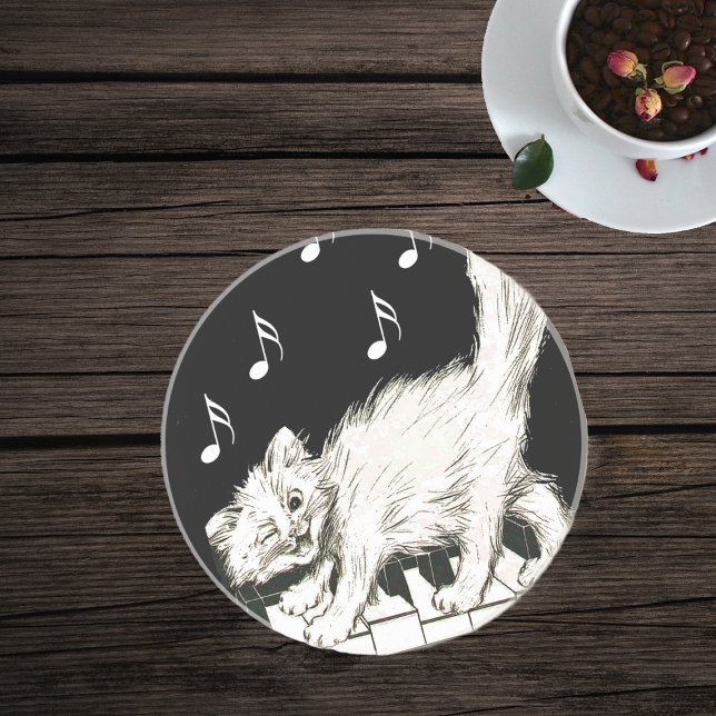 Posavasos Gato blanco en las llaves del piano (White winking cat on piano keys on black with white music notes glass drink coaster.)