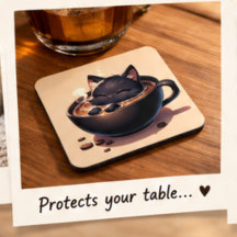 Gato negro lindo nada en taza de café