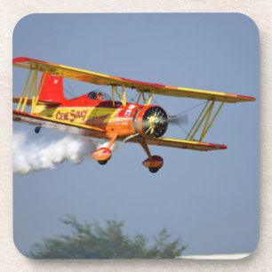 Posavasos Gene Soucy realizando acrobacias en Grumman