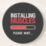Posavasos Gimnasio Fitness Body Builder Instalación Músculo<br><div class="desc">Instalando Músculo. Diseño divertido, granuloso y angustiado para los que van al gimnasio, corren en cinta de correr, entrenarse y hacer ejercicio. Esta mercancía de motivación de gimnasia es genial para ponerse cuando se ocupan de los asientos, levantando peso, construyendo músculos. Perfecto para el culturista, entrenador de gimnasia e instructor...</div>