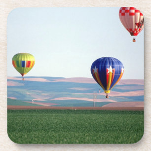 Posavasos Globos aerostáticos coloridos flotan sobre el trig
