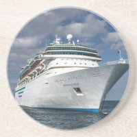 Gran barco de crucero blanco