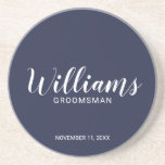 Posavasos Groomsman personalizado azul de la marina de escri<br><div class="desc">Modern Script Navy Blue Personalized Groomsmen Coasterisco con el nombre personalizado del groomman en estilo moderno de caligrafía con título y fecha boda en modernos sans serif estilo tipo de letra sobre fondo azul marino. También perfecto para el padre de la novia, el mejor hombre, las damas de honor, la...</div>