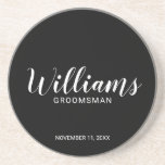 Posavasos Groomsman personalizado con guión moderno<br><div class="desc">Modern Script Personalized Groomsman Coaster con el nombre personalizado del groomsman en blanco estilo de letra moderno con título y fecha boda en sans serif moderno estilo de fuente sobre fondo negro. También perfecto para el mejor hombre,  padre de la novia,  dama de honor y más.</div>