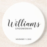 Posavasos Groomsman personalizado con guión moderno<br><div class="desc">Modern Script Personalized Groomsman Coaster con el nombre personalizado del groomsman en estilo moderno de letra caligrafía con título y fecha boda en estilo moderno sans serif. También perfecto para el mejor hombre,  padre de la novia,  dama de honor y más.</div>