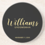 Posavasos Groomsman personalizado con guión moderno<br><div class="desc">Modern Script Personalized Groomsman Coaster que presenta el nombre del groomsman personalizado en estilo de letra de escritura moderno oro con título y fecha boda en sans serif moderno estilo de fuente sobre fondo negro. También perfecto para el mejor hombre, padre de la novia, dama de honor y más. Nota:...</div>
