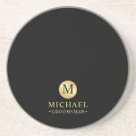 Posavasos Groomsmen Masculino Personalizado en Negro y Oro<br><div class="desc">Añada un toque personal a su boda con una montaña rusa personalizada. Esta montaña rusa presenta un monograma negro en un elemento de círculo dorado con nombre y título en un estilo de fuente profesional dorado sobre fondo negro. También perfecto para el mejor hombre, padre de la novia y más....</div>