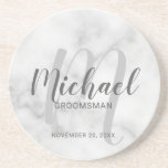 Posavasos Groomsmen personalizado de escritura moderna de má<br><div class="desc">Añada un toque personal a su boda con una montaña rusa personalizada. Esta montaña rusa presenta el nombre personalizado de los groomsmen con estilo de letra de escritura moderno gris y monograma con estilo de fuente de escritura moderno gris claro como fondo con título y fecha boda en sans modernos...</div>