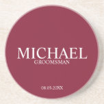 Posavasos Groomsmen personalizado de la rojo borgoña<br><div class="desc">La clásica serpiente personalizada Groomsmen Coaster con el nombre personalizado del groomsman con título y fecha boda en blanco clásico estilo de letra serif sobre fondo rojo burdeos. También perfecto para el Mejor Hombre,  Padre de la Novia y más.</div>