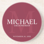 Posavasos Groomsmen personalizado de la rojo borgoña<br><div class="desc">Añada un toque personal a su boda con una montaña rusa personalizada. Esta montaña rusa presenta el nombre personalizado del groomsman con título y fecha boda en blanco y monograma en rojo burdeos claro como fondo, en estilo serif clásico, con fondo rojo burdeos. También perfecto para el mejor hombre, padre...</div>