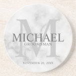Posavasos Groomsmen personalizado de mármol clásico<br><div class="desc">Añada un toque personal a su boda con una montaña rusa personalizada. Esta montaña rusa presenta el nombre personalizado del groomsman con título y fecha boda en gris claro y monograma en gris claro como fondo, en estilo clásico serif con fondo de mármol blanco. También perfecto para el mejor hombre,...</div>