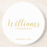 Posavasos Groomsmen personalizado de oro en escritura modern<br><div class="desc">Modern Script White and Gold Personalized Groomsmen Coasterisco con el nombre personalizado del groomsman en color oro moderno estilo caligrafía estilo fuente con título y fecha boda en moderno estilo sans serif fuente sobre fondo blanco. Perfecto también para la empleada de honor, Niña flor, Madre de la novia, Groomsmen, Mejor...</div>