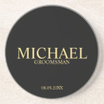 Posavasos Groomsmen personalizados clásicos de negro y oro<br><div class="desc">La clásica serpiente personalizada Groomsmen Coaster con el nombre personalizado del groomsman con el título y la fecha boda en el estilo de letra clásico del serif de oro sobre fondo negro. También perfecto para el Mejor Hombre, Padre de la Novia y más. Nota: Los detalles del Relieve metalizado se...</div>