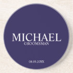 Posavasos Groomsmen personalizados de la Marina Azul<br><div class="desc">La clásica serpiente personalizada Groomsmen Coaster con el nombre personalizado del groomsman con el título y la fecha boda en el estilo clásico serif con fondo azul marino. También perfecto para el Mejor Hombre,  Padre de la Novia y más.</div>