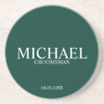 Posavasos Groomsmen personalizados del verde esmeralda<br><div class="desc">Clásico Autobús de Groomsmen Personalizado que presenta el nombre del groomsman personalizado con el título y la fecha boda en estilo de letra serif clásico blanco sobre fondo verde esmeralda. También perfecto para el Mejor Hombre,  Padre de la Novia y más.</div>