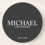 Posavasos Groomsmens personalizados clásicos en blanco y neg<br><div class="desc">La clásica serpiente personalizada Groomsmen Coaster con el nombre personalizado del groomsman con el título y la fecha boda en el estilo clásico serif con el fondo negro. También perfecto para el Mejor Hombre,  Padre de la Novia y más.</div>