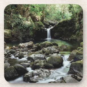 Posavasos Hawái, Maui, Una cascada fluye hacia la Piscina Az